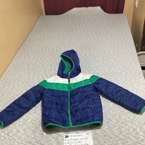 Cat and Jack navy blue puffer jacket with hood. Size: 6-7 years. SKU-A817